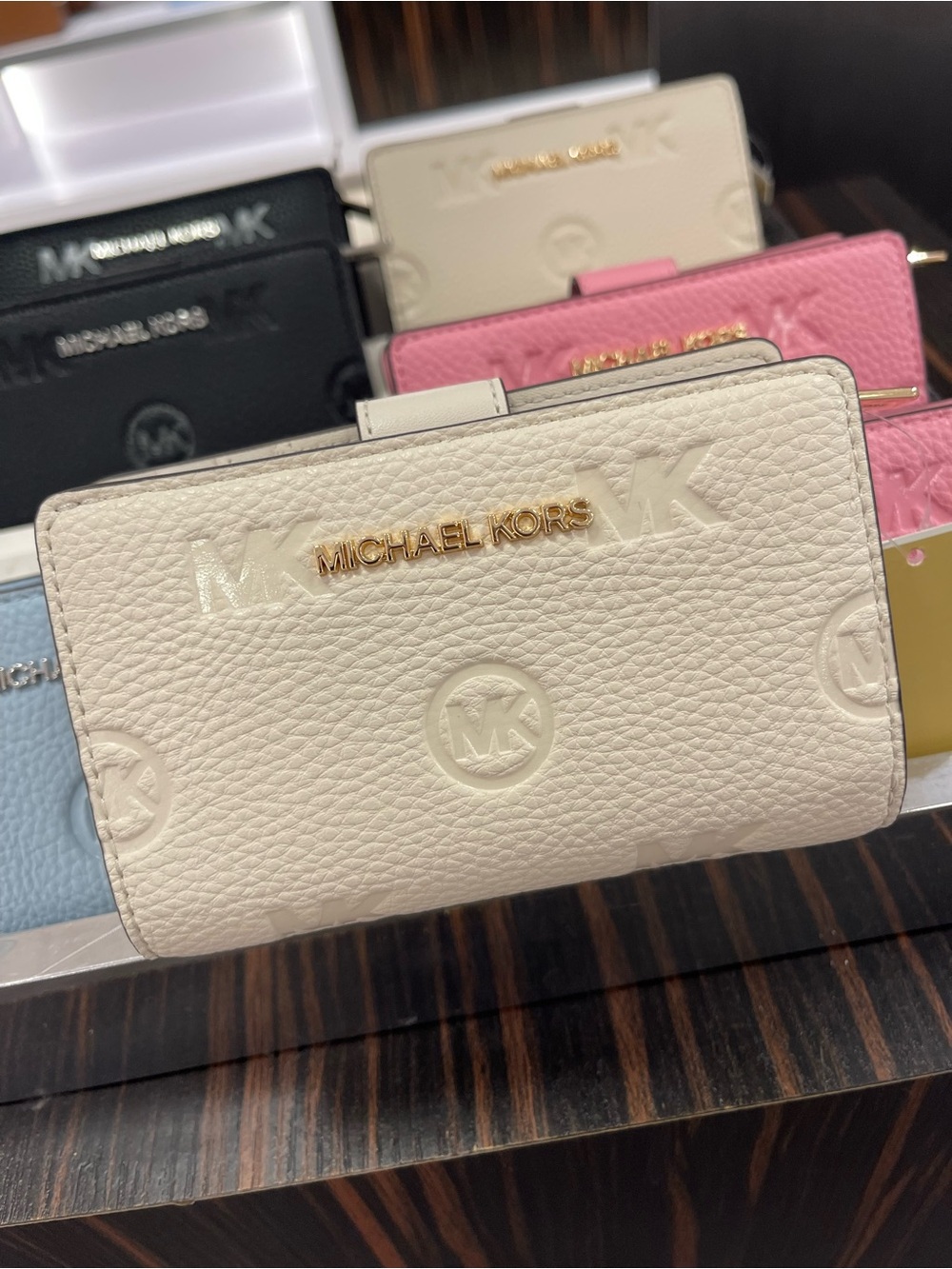 Michael Kors Jet Set Travel Med MK Logo Debossed Bifold Wallet
Light Cream
NWT - Picture 3 of 16